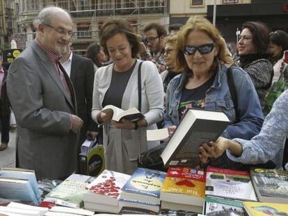 Salman Rushdie, en la Plaza Callao de Madrid, en el La noche de los libros-