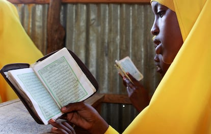 Una somalí lee el Corán, en el campo de refugiados de Dadaab, cerca de la frontera entre Kenia y Somalia.