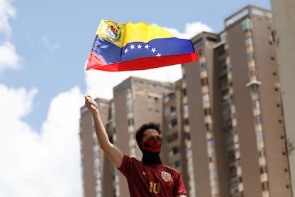 La concentración de Caracas estuvo encabezada por la propia Machado que recorrió la avenida Francisco Miranda en una camioneta rodeada por miembros de su partido.