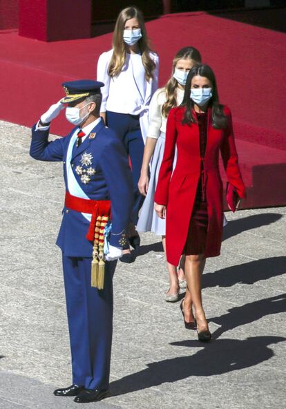 En la reducida celebración de 2020 a causa de la pandemia, la reina Leitiza lució un conjunto de Felipe Varela compuesto por un vestido de terciopelo burdeos y un abrigo en un tono rojo vivo. La combinación ya había sido utilizada por la esposa de Felipe VI en alguna otra ocasión, como en en viaje oficial a Japón en 2017.