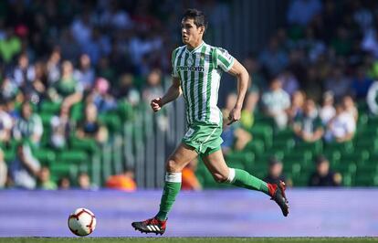 Mandi conduce el balón en el Betis-Getafe.