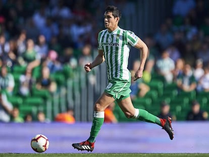 Mandi conduce el balón en el Betis-Getafe.