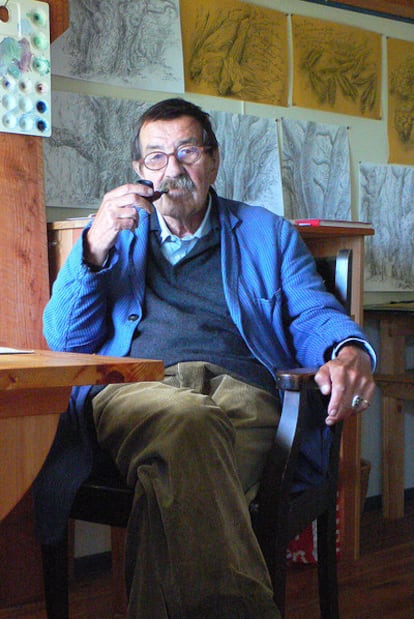 Günter Grass (en la imagen, en su casa de la isla danesa de Mon en 2006) acaba de publicar<i> De Alemania a Alemania. Diario, 1990</i> (Alfaguara).