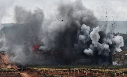 Vista de una explosión durante las maniobras militares desarrolladas de manera conjunta entre los ejércitos de Rusia y Bielorrusia, en la zona de Luzhsky, en la región de Leningrado (Rusia), el 18 de septiembre.