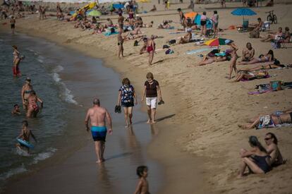 Les platges de Barcelona el primer dia de mascaretes obligatòries a Catalunya.