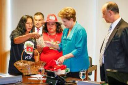 Fotografía cedida por la Presidencia de Brasil donde se observa a la presidenta brasileña, Dilma Rousseff (c), reunida con un grupo de líderes del Movimiento de los Sin Tierra (MST), en la ciudad de Brasilia, a quienes aseguró que le dará un nuevo impulso a los planes de reforma agraria, que, según ese colectivo, están "paralizados".