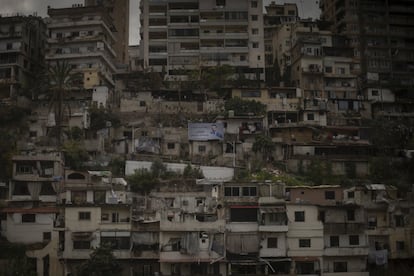 Panorámica de un barrio de Trípoli. Antes de la crisis, menos de tres cuartas partes de los hogares de esta ciudad realizaban tres comidas al día. Esta ciudad es el reflejo de una nación que lleva años en decadencia y, si bien los umbrales de pobreza en el resto de ciudades no alcanzan este nivel, la maltrecha situación de la infancia es una realidad en todo el Estado. El país afronta una de las peores depresiones económicas de su historia, agudizada por la devaluación de su moneda, la pandemia de la covid-19 y las secuelas de la explosión del puerto de Beirut en agosto de 2020.