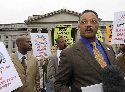 El reverendo Jesse Jackson se manifiesta frente al Departamento del Tesoro contra las ayudas públicas a los bancos.