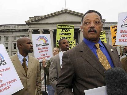 El reverendo Jesse Jackson se manifiesta frente al Departamento del Tesoro contra las ayudas públicas a los bancos.