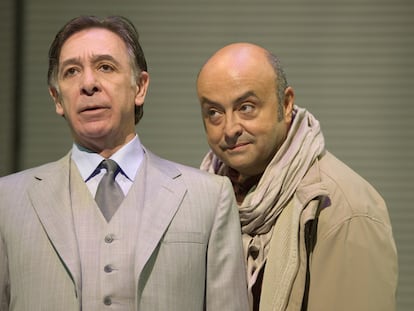 José Pedro Carrión (izquierda) y Jesús Castejón, en una escena <i>de Cosmética del enemigo,</i><b> dirigida por José Luis Sáiz</b> <b>sobre la obra de Amélie Nothomb.</b>