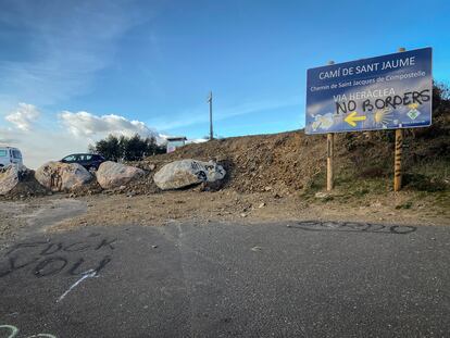 Pintada de ¨no fronteras¨ sobre un cartel situado en el paso fronterizo del Coll de Banyuls, en la provincia de Girona.