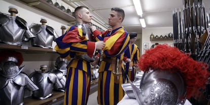 Dos reclutas se preparan antes de la ceremonia.