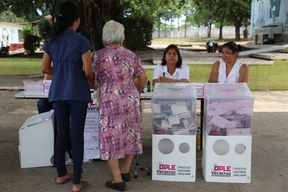 Votantes en la ciudad de Veracruz, donde este domingo se elige un nuevo gobernador.