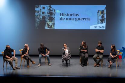 Los periodistas de EL PAÍS, Luis de Vega, Luis Doncel, Jacobo García, María Sahuquillo, Óscar Gutiérrez y Mónica Ceberio, junto con la directora del diario, Pepa Bueno, tras la representación de 'Historias de una guerra' en el CaixaFórum de Sevilla.