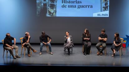 Los periodistas de EL PAÍS, Luis de Vega, Luis Doncel, Jacobo García, María Sahuquillo, Óscar Gutiérrez y Mónica Ceberio, junto con la directora del diario, Pepa Bueno, tras la representación de 'Historias de una guerra' en el CaixaFórum de Sevilla.