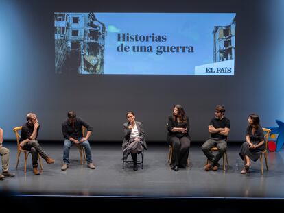 Los periodistas de EL PAÍS, Luis de Vega, Luis Doncel, Jacobo García, María Sahuquillo, Óscar Gutiérrez y Mónica Ceberio, junto con la directora del diario, Pepa Bueno, tras la representación de 'Historias de una guerra' en el CaixaFórum de Sevilla.