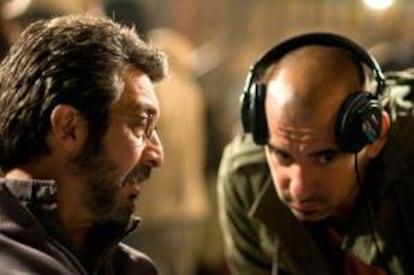 Fotografía cedida por Patagonik el 19 de enero de 2012, muestra al director del filme "Elefante Blanco", Pablo Trapero (d), y su protagonista, Ricardo Darín (i), durante el rodaje de la coproducción hispano argentina. EFE/Archivo