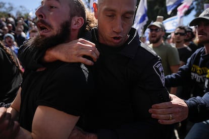Un policía detiene a un manifestante durante las protestas en Tel Aviv.  