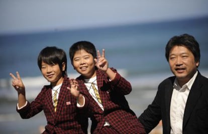 Los niños actores Oshiro Maeda (centro) y su hermano Koki, con el director de <i>Milagro</i>, Hirokazu Kore-eda, hoy en San Sebastián.
