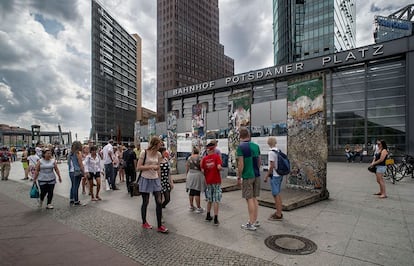 Hasta la cosmopolita Postdamer Platz exhibe su recuerdo del Muro. Los turistas lo inmortalizan y también ­incomprensible costumbre­ pegan chicles sobre la piedra. Algo que, por cierto, no gusta nada a los berlineses.