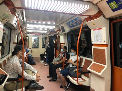 Pasajeros, a primera hora de la mañana, en el metro de Madrid, en fase 2.