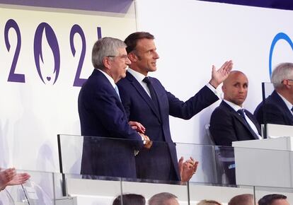 El presidente francés, Emmanuel Macron, y el presidente del Comité Olímpico Internacional (COI), Thomas Bach, durante la ceremonia.