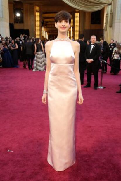 Anne Hathaway acudió a la gala con un vestido de Prada.