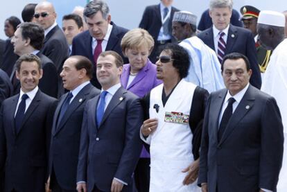 De izquierda a derecha,  Nicolas Sarkozy, Silvio Berlusconi, Dimitri Medvedev, Muamar el Gadafi y Hosni Mubarak, en la cumbre del G-20 de julio de 2009. Detrás se observa a José Manuel Barroso, Gordon Brown y Angela Merkel, entre otros. Foto: AP