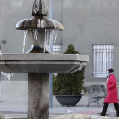 Imagen que presentaba esta mañana una fuente del barrio de San Cristóbal de Ciudad Rodrígo (Salamanca).