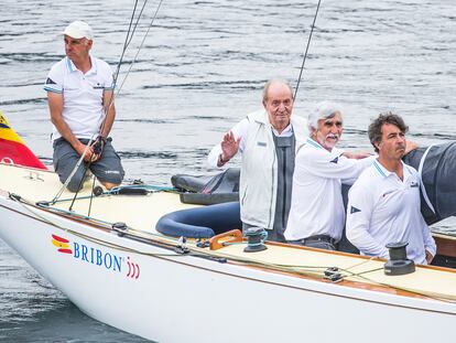 El rey emérito, a bordo del Bribón en el puerto deportivo de Sanxenxo.