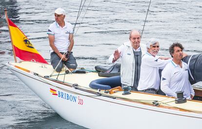 El rey emérito, a bordo del Bribón en el puerto deportivo de Sanxenxo.