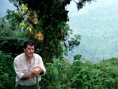 Ignacio Martín, director de la expedición, ante la Caldera de Luba, en Guinea Ecuatorial.