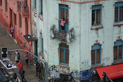 Cracolândia dias antes da grande ação policial de 2017, no cruzamento das ruas Helvetia e Alameda Dino Bueno. Solar onde ainda não existia edifício habitacional.