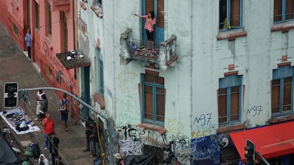 Cracolândia dias antes da grande ação policial de 2017, no cruzamento das ruas Helvetia e Alameda Dino Bueno. Solar onde ainda não existia edifício habitacional.