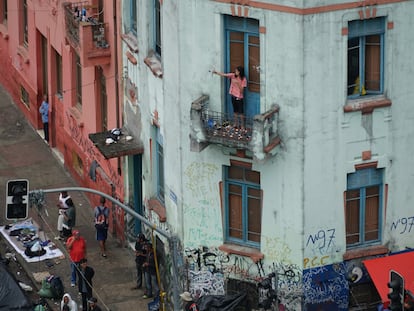 Cracolândia días antes de la gran acción policial de 2017, en la encrucijada de calles Helvetia y Alameda Dino Bueno. Solar donde aún no estaba el edificio de vivienda.