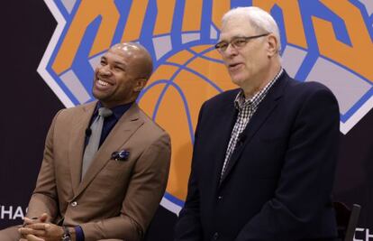 Fisher, en su presentaci&oacute;n con los Knicks, junto a Jackson. 