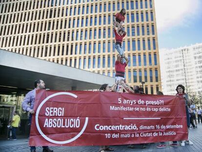 La colla de &#039;castellers&#039; de Barcelona reunida ayer en la ciudad de la justicia en apoyo a Sergi Rubia