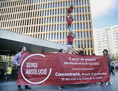 La colla de 'castellers' de Barcelona reunida ayer en la ciudad de la justicia en apoyo a Sergi Rubia