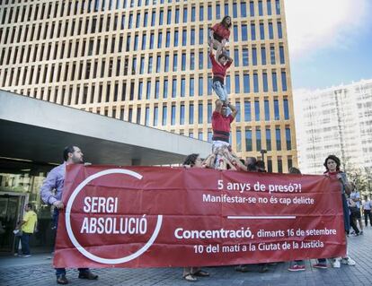 La colla de &#039;castellers&#039; de Barcelona reunida ayer en la ciudad de la justicia en apoyo a Sergi Rubia