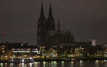 La catedral de Colonia apagó sus luces el lunes en protesta por la manifestación xenófoba convocada por Pegida.
