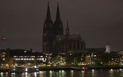 La catedral de Colonia apagó sus luces el lunes en protesta por la manifestación xenófoba convocada por Pegida.