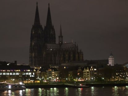 La catedral de Colonia apagó sus luces el lunes en protesta por la manifestación xenófoba convocada por Pegida.