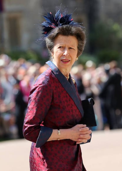 A princesa Ana, filha de Elizabeth II, chega à capela de São Jorge.