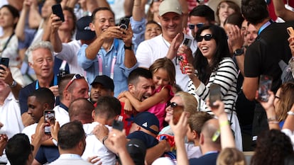  El tenista serbio Novak Djokovic celebra con su familia al conseguir la medalla de oro al vencer al español Carlos Alcaraz en la final individual masculina de tenis.