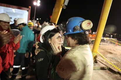 El minero Osmán Araya, de 29 años, en el encuentro con su esposa nada más ser rescatado de la mina San José. Fue el sexto en alcanzar  la superficie.