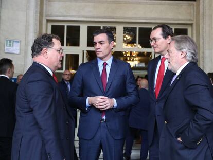 El presidente del Gobierno en funciones, Pedro Sánchez, junto al presidente entrante de las Empresas Familiares Europeas (EFB), Udo J.Vetter (izqda), Jesús casado, director general, y el saliente, Alfonso Líbano.