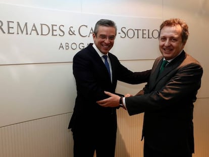 Alejandro García Padilla (a la izquierda) y Javier Cremades, durante la presentación en Madrid de la apertura de despacho en Puerto Rico.