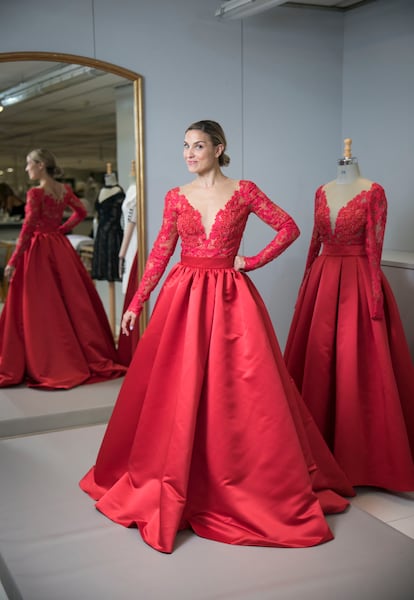 En la imagen, la actriz y cantante Cristina Llorente con uno de los tres vestidos que Pronovias está creando para su papel de protagonista sobre el musical de 'Pretty Woman'.