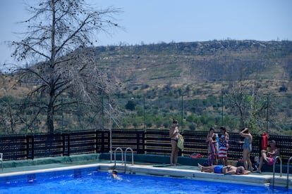 Veraneantes en la piscina municipal de Bejís, en Castellón, este jueves.