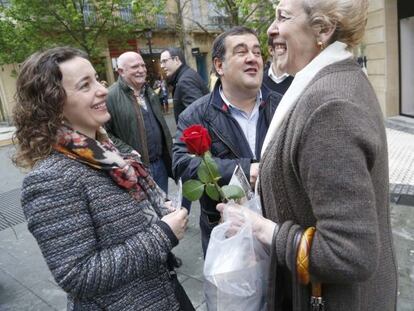 Ernesto Gasco, en el centro, y la candidata del PSOE a las próximas elecciones europeas, Maider Lainez, a la izquierda.